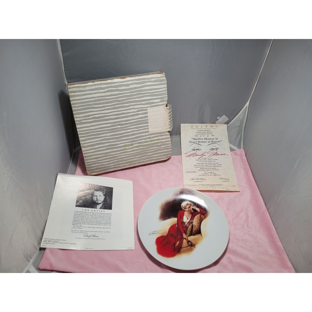 The Marilyn Monroe "Don't Bother To Knock" Collection Plate By Delphi